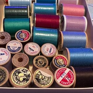 VINT CLARKS THREAD NEW 4 LARGE WOODEN WITH 13 SMALLER WOODEN & 20 LARGE OTHERS